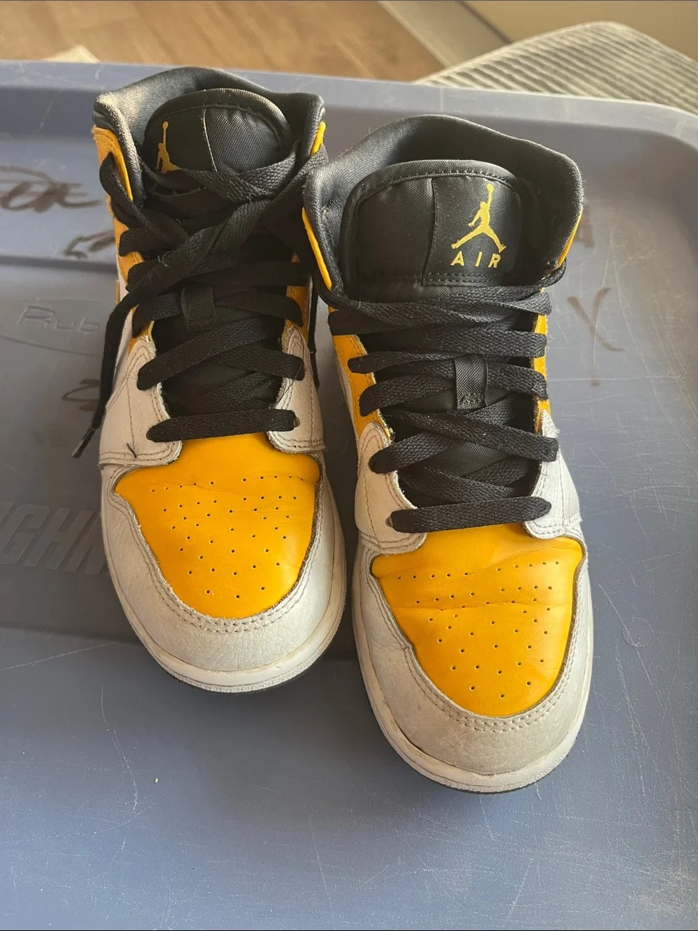 Jordan 1 Mid University Gold (GS)  Sneakers sz 4